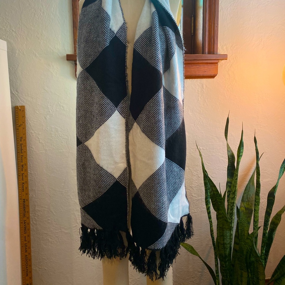 Ann Taylor scarf. Never been worn and has tags on!